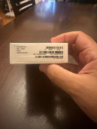 Teléfono móvil con su caja