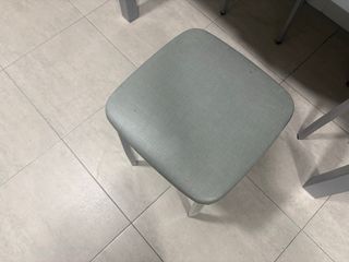 Mesa cristal cocina con 2 sillas y 2 taburetes