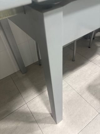 Mesa cristal cocina con 2 sillas y 2 taburetes