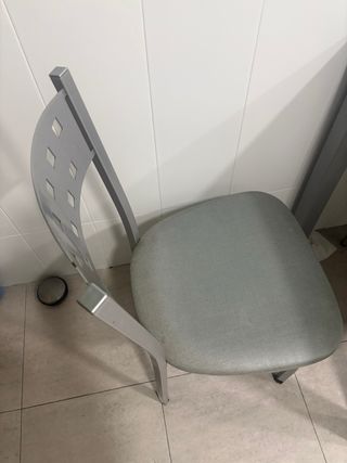 Mesa cristal cocina con 2 sillas y 2 taburetes