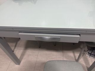 Mesa cristal cocina con 2 sillas y 2 taburetes