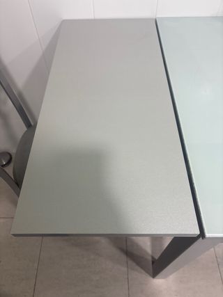 Mesa cristal cocina con 2 sillas y 2 taburetes