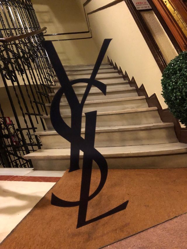 Adorno YSL Oro Efecto Espejo