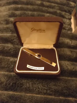 Pisacorbatas Stratton de oro con ónix