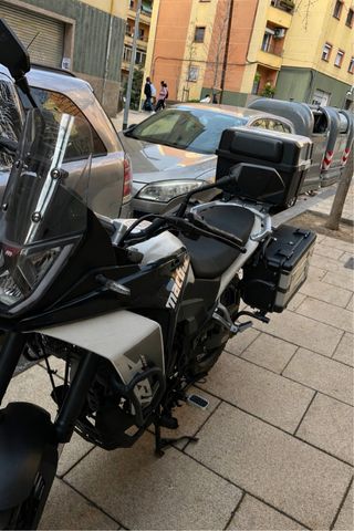 Moto Adventure Negra y Blanca