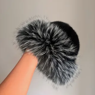 Gorro pelo sintético negro con mechones blancos