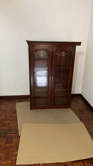 Vitrina de madera y cristal