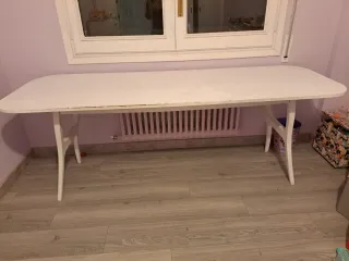 Mesa de madera blanca para manualidades