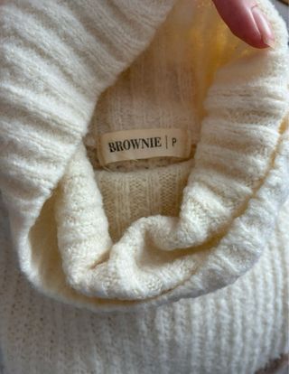 Jersey cuello alto Brownie beige y marrón