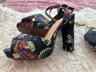 Zapatos y bolso de fiesta floral