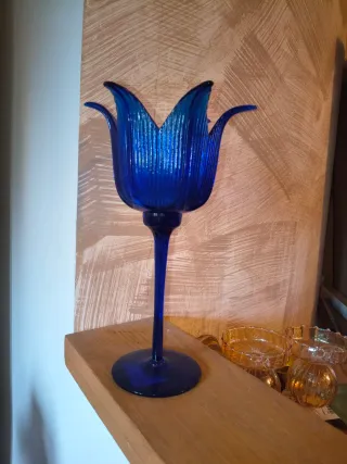 Portacandele in vetro blu a forma di tulipano