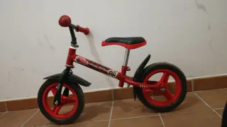 Bicicleta de aprendizaje sin pedales roja