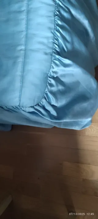 Edredón azul satinado con diseño floral