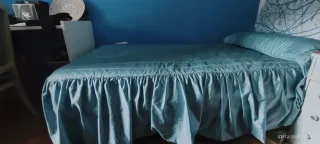 Edredón azul satinado con diseño floral