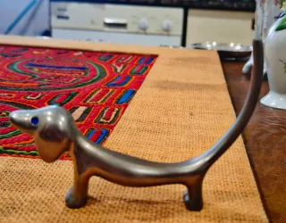 Sujeta anillos perro salchicha plata