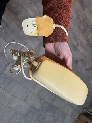 Teléfono clásico beige y blanco