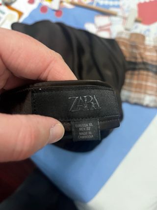 Falda midi Zara satinada con encaje