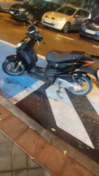 Aprilia Sport City 125 Scooter Negra