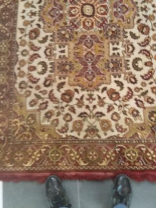 Alfombra beige y marrón