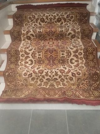 Alfombra beige y marrón