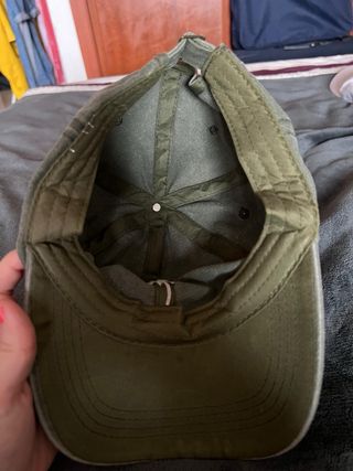 Gorra verde con palmera bordada