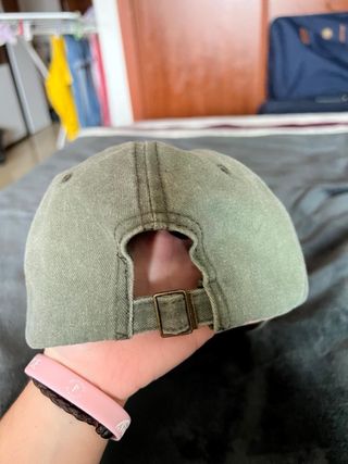 Gorra verde con palmera bordada