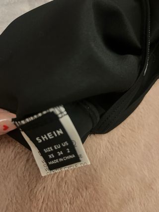 Top negro con tirantes brillantes