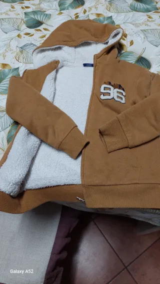 Felpa marrone con cappuccio e interno caldo