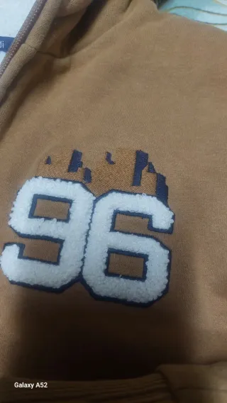 Felpa marrone con cappuccio e interno caldo