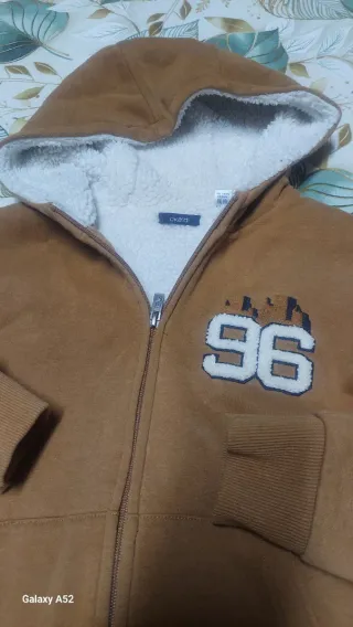 Felpa marrone con cappuccio e interno caldo