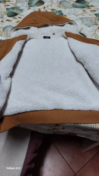 Felpa marrone con cappuccio e interno caldo