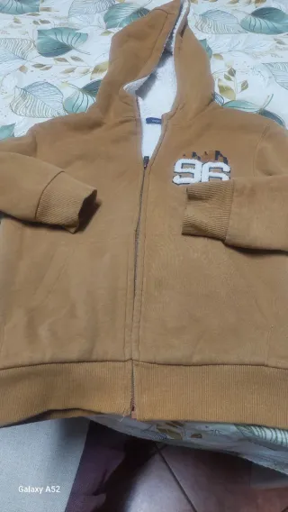 Felpa marrone con cappuccio e interno caldo