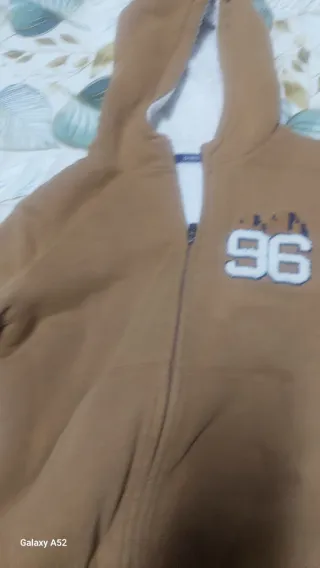 Felpa marrone con cappuccio e interno caldo