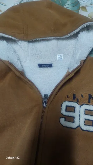 Felpa marrone con cappuccio e interno caldo