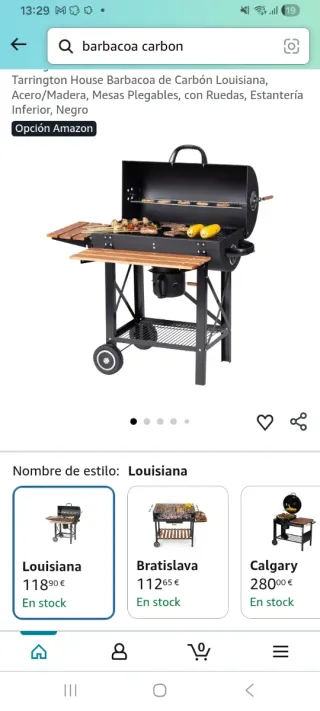 Barbacoa de carbón con mesas laterales