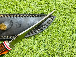 Cuchillo artesanal multicolor con funda de cuero