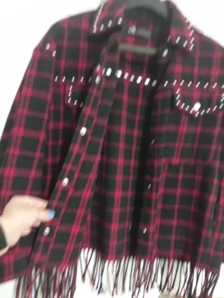 Chaqueta Zara cuadros tachuelas flecos Talla M