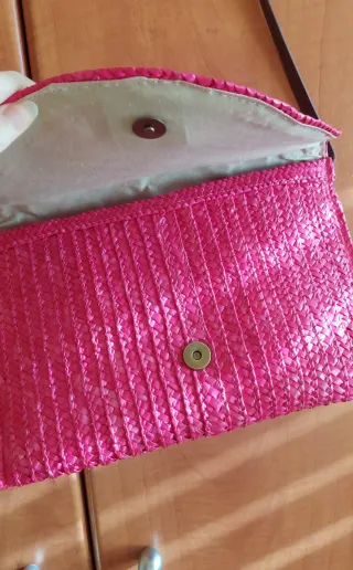 Bolso plano de rafia fucsia frambuesa