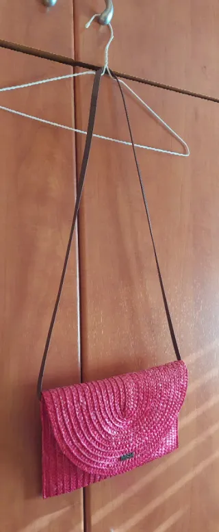 Bolso plano de rafia fucsia frambuesa