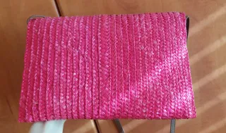 Bolso plano de rafia fucsia frambuesa