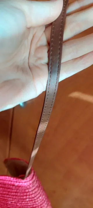 Bolso plano de rafia fucsia frambuesa