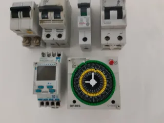 Magnetotérmicos de diferentes medidas están nuevos