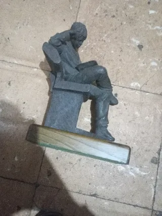 Escultura niño leyendo terracota