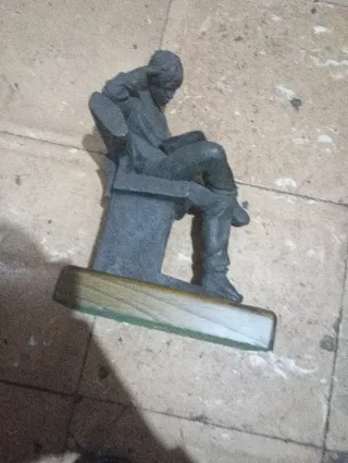 Escultura niño leyendo terracota