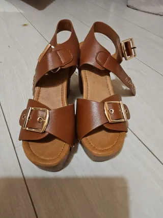 Sandalias tacón marrón talla 36