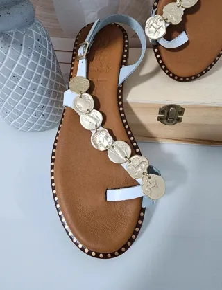 Sandalias de piel blancas y doradas