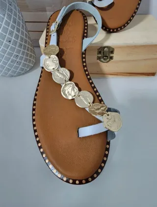 Sandalias de piel blancas y doradas