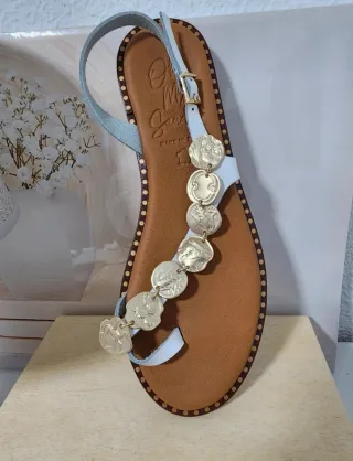 Sandalias de piel blancas y doradas