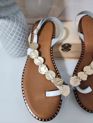 Sandalias de piel blancas y doradas