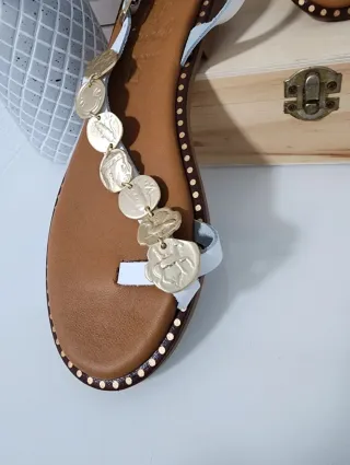 Sandalias de piel blancas y doradas